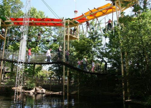 Eine Hängebrücke auf der Menschen neben den Navajo-Trail laufen. Alle laufen in dieselbe Richtung.