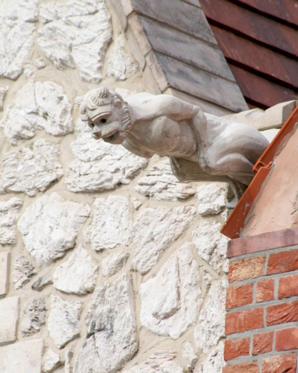 Ein weißer Wasserspeier am Hotel de Vaulusiant. Ein Wesen, das einer Katze sehr ähnlich sieht.