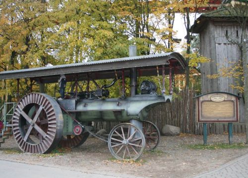 Das Lokomobil sieht aus wie eine Lokomotive mit Rädern, diese sehen aus wie bei einem Trecker.