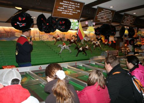 Der Operator im NEW LÜBECK Derby sagt die Position der Pferde an. Die Gäste rollen die Bälle.