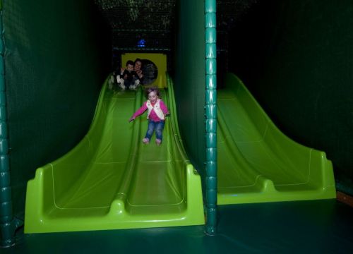 Die Rutsche im Tahiti Trail hat zwei Bahnen. Ein Mädchen, eine Frau und ein Junge wollen rutschen.