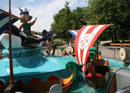 Die Boote der Wikingerbootsfahrt haben vier Sitze und an der Seite graue Schilde.