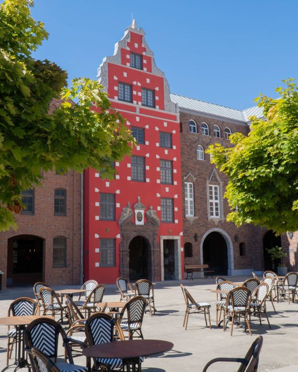 Das Gebäude Schantzska huset. Es ist rot und hat viele weiße Steine um die Fenster.