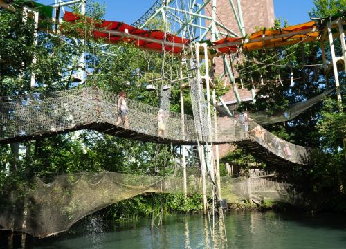 Über das Wasser führt eine Hängebrücke im HANSA-PARK auf die andere Seite.