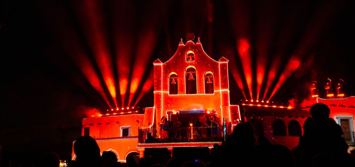 Die Abendshow des HANSA-PARKs am Herbstzauber am Meer. Die Bühne wird rot angestrahlt.