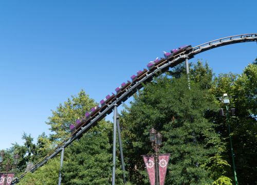 Der Zug der Achterbahn Nessie auf der Schiene nach dem Looping hoch auf den nächsten Hügel.