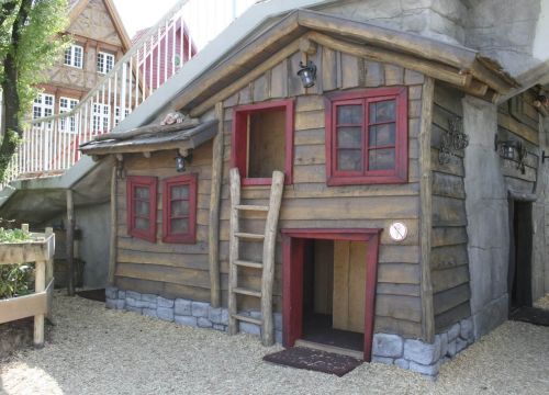 Ein Haus unter der Treppe des Vorplatz. Auf dem Trollspielplatz kann man oben und unten klettern.