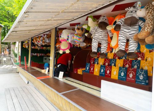Das Angebot des Standes Dosenwerfen und Tütenangeln ist lockend. Aber es gibt viele Kuscheltiere.