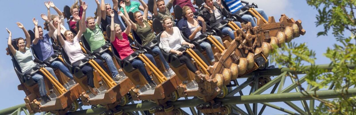 Der Wagen des Schwur des KÄRNAN ist im Zentrum. Die Gäste haben die Arme oben und lächeln.