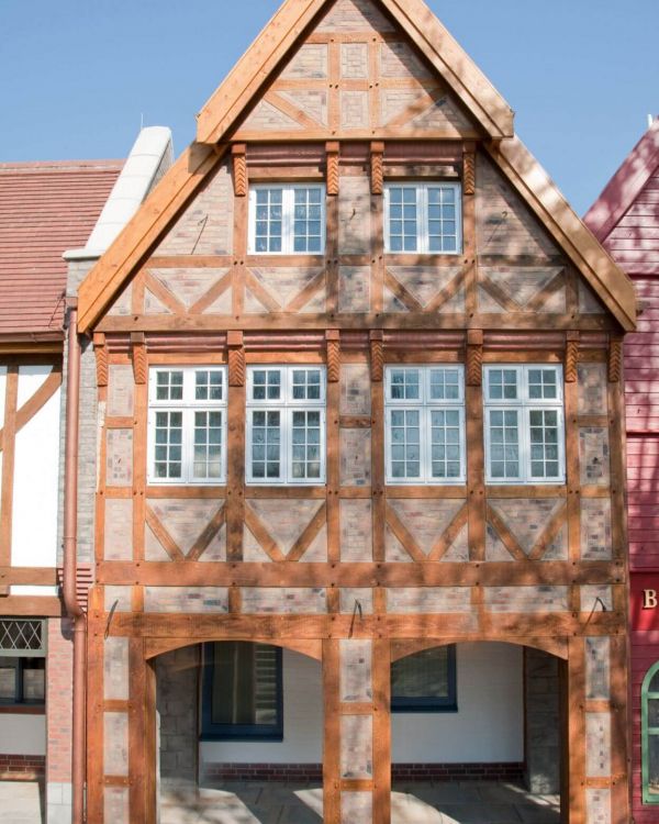 Das Haus der Straße Overdammen von vorne. Es hat zwei Bögen zum Durchgehen.