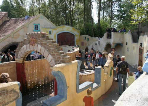 Ganz viele Kinder und Erwachsene beim Pfad Camino del Mar von oben. Sie rätseln und tüfteln.