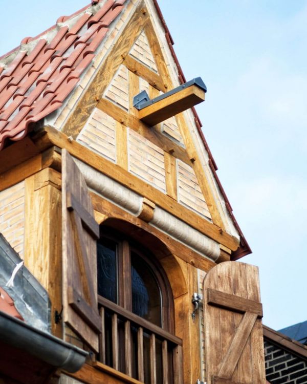 Giebel des Gebäudes Wildersgade aus Kopenhagen, mit Tür und einer Möglichkeit für eine Seilwinde.