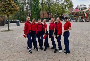 Sieben junge Frauen in HANSA-PARK Arbeitskleidung. Sie stehen in einer Reihe, schauen in die Kamera.