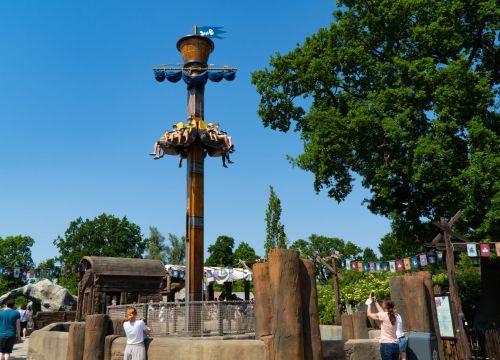 Vorne ist die Attraktion Awildas Ausguck. Es sitzen Gäste in den Sitzen. Rundherum warten Gäste.