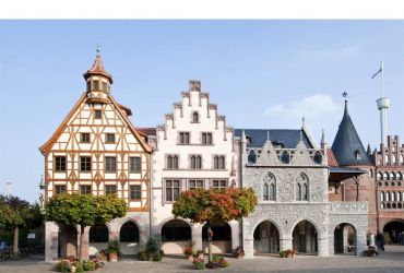 Blick auf die Arkaden des Vorplatzes. Das Gebäude Nürnberg, Frankfurt und Goslar nebeneinander.