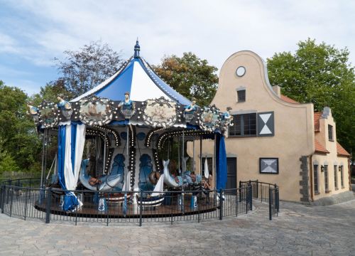 Das Carrousel Baltique sticht mit seinem maritimen Design und Figuren vor dem Hintergrund hervor.