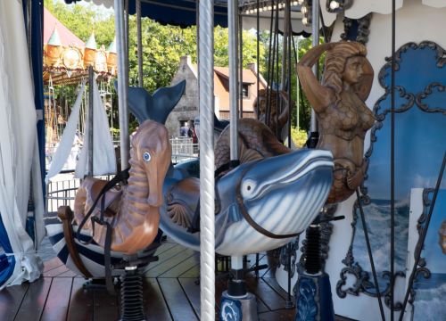 Auf dem Carrousel Baltique kann man auf maritime Figuren eine schöne Karusswelfahrt genießen.
