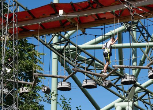 Ein Junge im Hochseilgartens Navajo Trail. Der Schwur des KÄRNAN im Hintergrund.