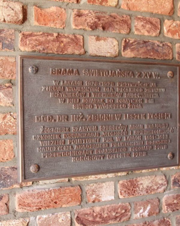 Ein Schild im Eingang des Krantor von Danzig. Es ist aus Messing.