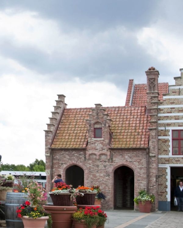 Dieses Gebäude stammt aus Belgien. Es zeigt ein Eckgebäude der Gruuthusestraat.