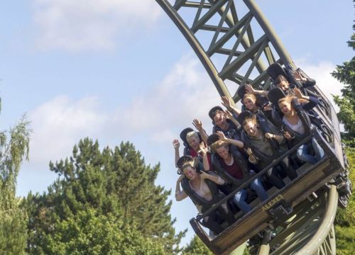 Der Wagen der Attraktion Flucht von Novgorod fährt im Buchtknoten durch die Kurve.