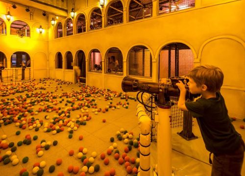 Das Spielhaus Fondaco die Tedeschi mit seiner Ballschießanlage im Innern.
