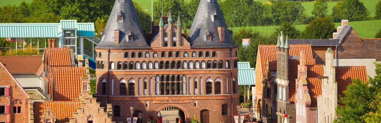 Der Eingangsbereich des HANSA-PARKS. Die Arcaden links und rechts im Eingangsbereich.