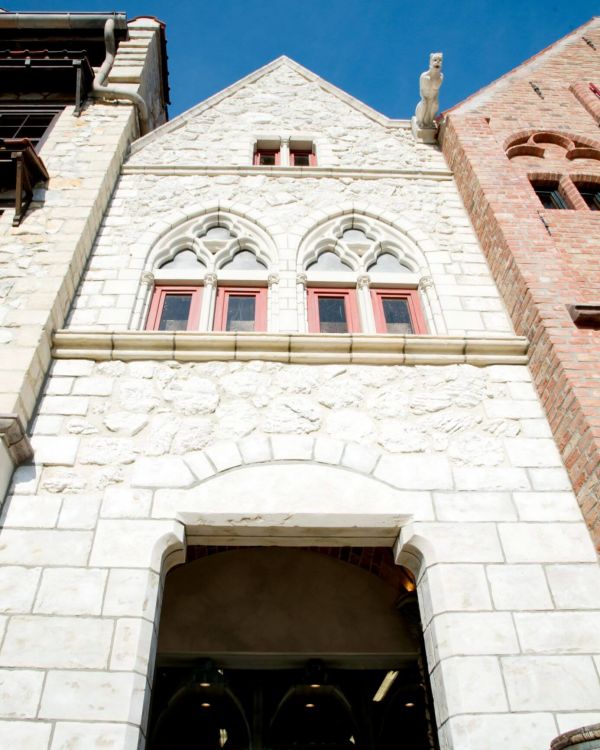 Das Hotel de Vaulusiant von vorne, unten. Die Fensterrahmen sind rot. Die Steine des Gebäudes weiß.