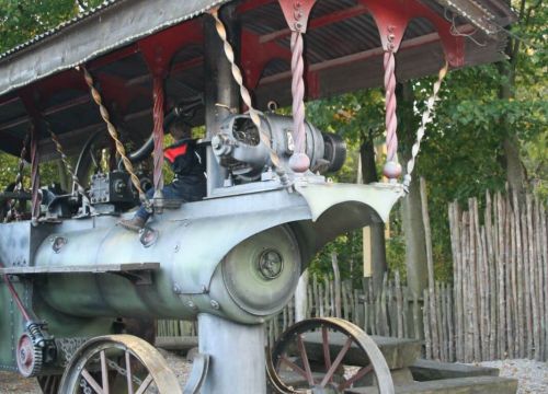 Der vordere Teil des Lokomobil. Die Technik des Lokomobils ist unter einem Dach.