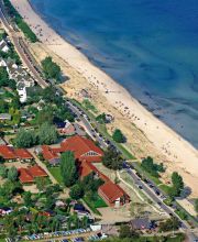 Foto aus der Luft von Jugendherberge Scharbeutz. Direkt gegenüber ist der Strand und die Ostsee.