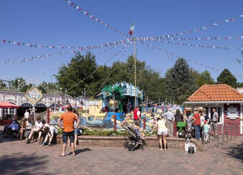 In der Attraktion Koggenfahrt von vorne. Viele Gäste sitzen oder stehen vor der Attraktion.