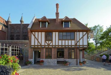 Das Gebäude The Tankard aus London von der linken Seite. Es ist in der Mitte im Fachwerkstil.