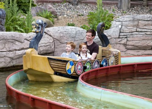 Ein Boot der Attraktion der Sturmfahrt der Drachenboote nach der Abfahrt und auf den Weg zurück.