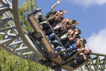 Der Wagen der Attraktion Flucht von Novgorod von Nahem auf der Schiene. Die Gäste freuen sich.