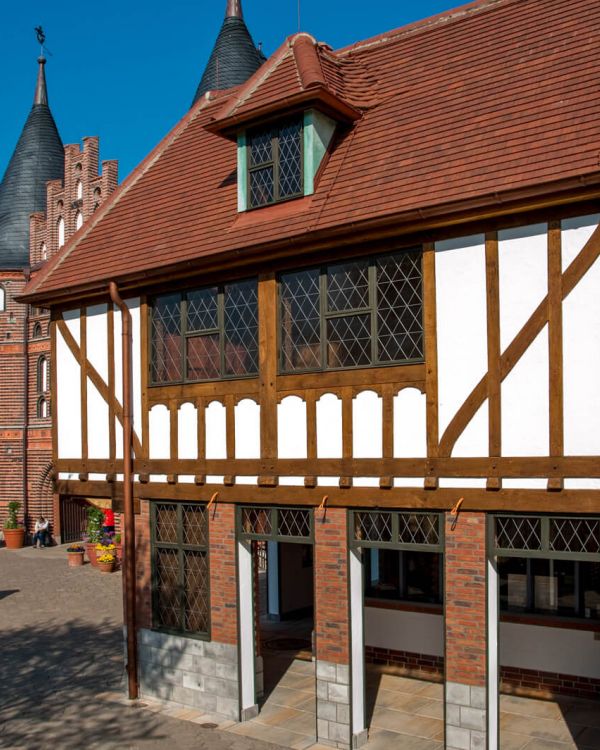 Das Gebäude The Tankard aus London von der rechten Seite. Im Hintergrund ist das Holstentor.