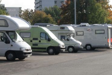 Auf dem Parkplatz des HANSA-PARK stehen Wohnmobile und parken.