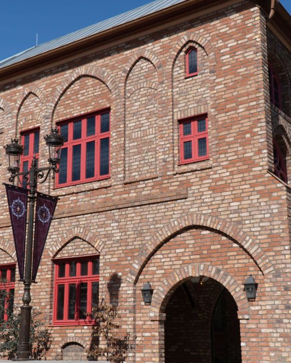 Die Arkaden der HANSE in EUROPA. Gebäude steht in Stralsund und ist das Rathaus am Alten Markt.