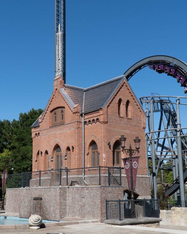 Das Gebäude des Hamburger Fleetschlösschen im Vordergrund. Im Hintergrund fährt die Nessi.