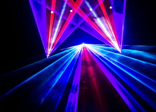 Im Nebel der Lasershow zeigen rosa, blau, rot und weiße Laserstrahlen in die Luft.
