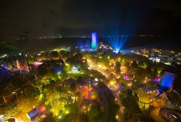 Der HANSA-PARK von oben. Es ist Herbstzauber am Meer. Alles ist erleuchtet.