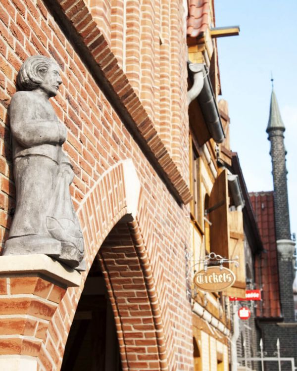 Am Bremer Gebäude befindet sich an der Wand eine Figur des St. Petrus.