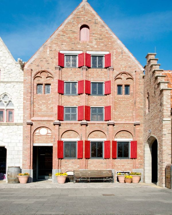 Das Gebäude Nordelijk Scheepvaartmuseum von vorne. Mehrere Bögen, aber nur einen mit Durchgang.