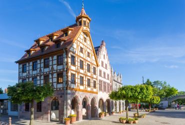 Das Pilatushaus aus Nürnberg seitlich. Es hat am Giebel einen Erker und ist im Fachwerkstil.