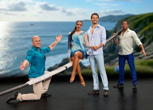 Vier Künstler posieren mit ihrem Barren