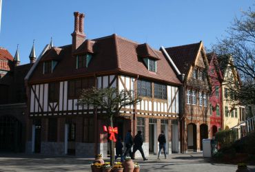 Blick auf die Ecke der Arkaden des Vorplatzes. Hier stammt das Vorbild aus London.