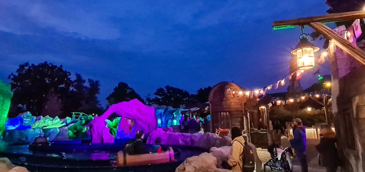 Die Attraktion Awildas Abenteuerfahrt wird bunt angestrahlt. Laternen und Lichterketten sind auch an.