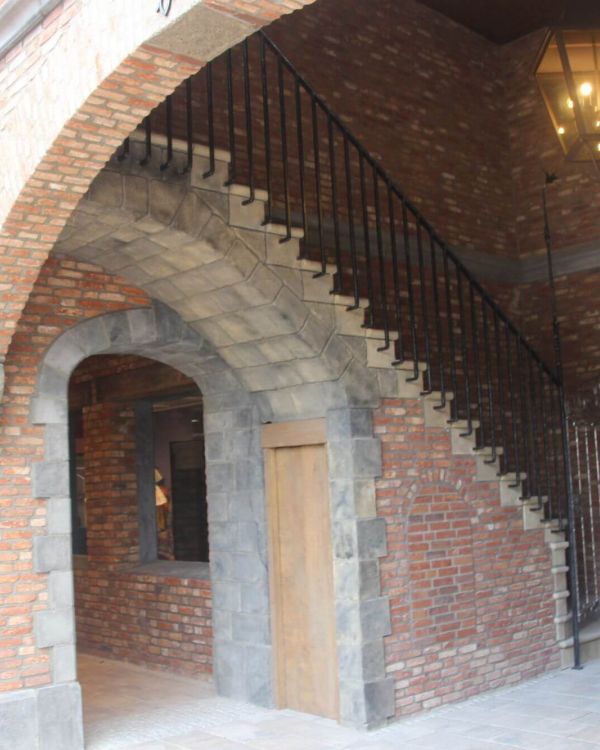 Eine Treppe die nach oben führt, die zum Teil verdeckt ist. Sie ist Teil des Collegium Maius.