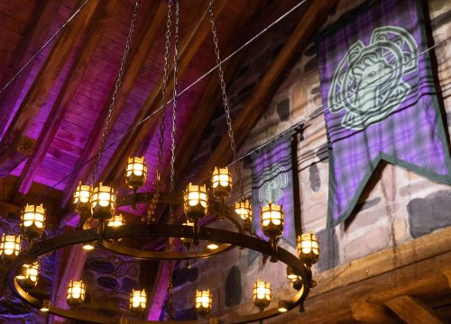 Der Bahnhof der Achterbahn Nessie. Ein Kronleuchter und das Wappen der Attraktion.