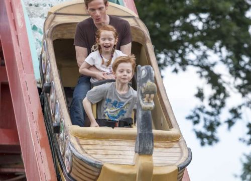 Ein Boot der Attraktion der Sturmfahrt der Drachenboote bei der Abfahrt.