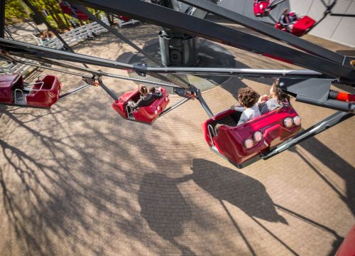 Die Attraktion Wellenreiter lässt die Gondeln an den Armen rotieren und die Arme rotieren auch.